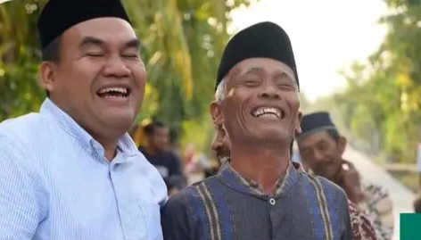 Calon Bupati Blora Arief Rohman tampak dekat dengan masyarakat. (Fb: Sesarengan Arief Rohman)