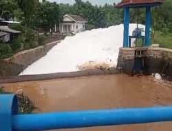 Limbah Busa di Sungai di Margorejo Hebohkan Warga, DLH Pati: Akan Kita Uji Lab