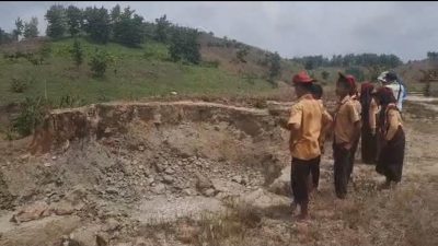 Semburan Minyak di Kedinding Kedungtuban jadi Tontonan Anak SD