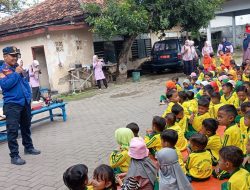 Damkar Rembang Kenalkan Peralatan Pemadam Kebakaran ke Anak-Anak TK