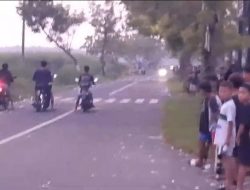 Dari Petasan Hingga Balap Motor, Para Remaja Padati Jalan Raya Japerejo-Lasem Di Awal Ramadhan
