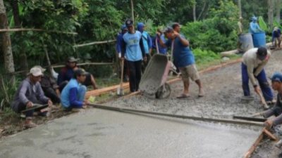 Belum Ada Respon Pemerintah, Warga di Kecamatan Gembong Pati Swadaya Perbaiki Jalan Rusak